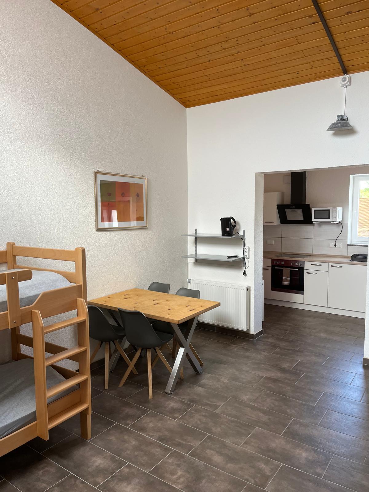 Moderne Küche mit Essbereich